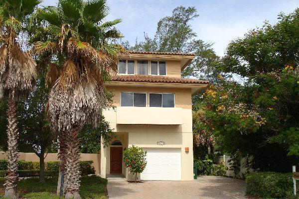 Serenity Four Bedroom Villa Холмс Бийч Екстериор снимка
